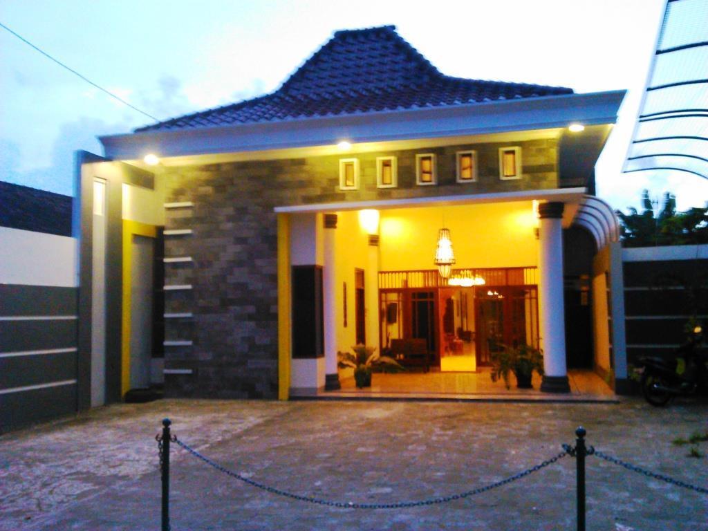 Griya Putri Dewi Guesthouseジョグジャカルタ エクステリア 写真