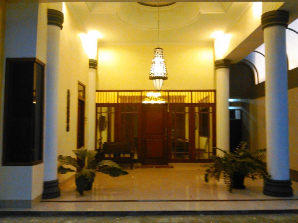 Griya Putri Dewi Guesthouseジョグジャカルタ エクステリア 写真