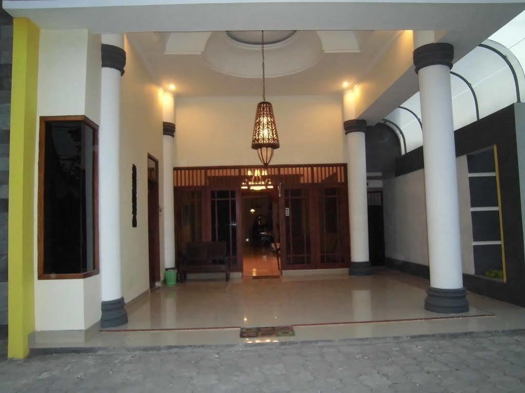 Griya Putri Dewi Guesthouseジョグジャカルタ エクステリア 写真