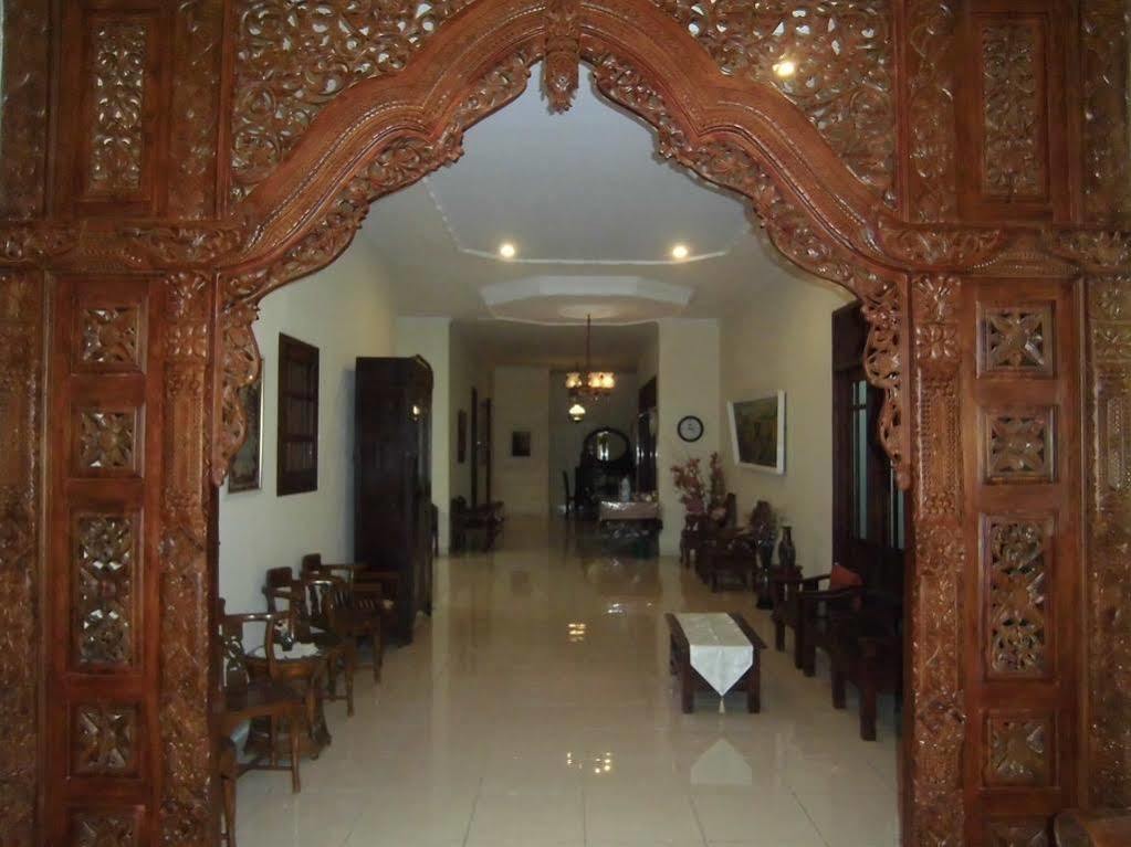 Griya Putri Dewi Guesthouseジョグジャカルタ エクステリア 写真