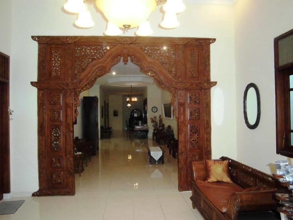 Griya Putri Dewi Guesthouseジョグジャカルタ エクステリア 写真